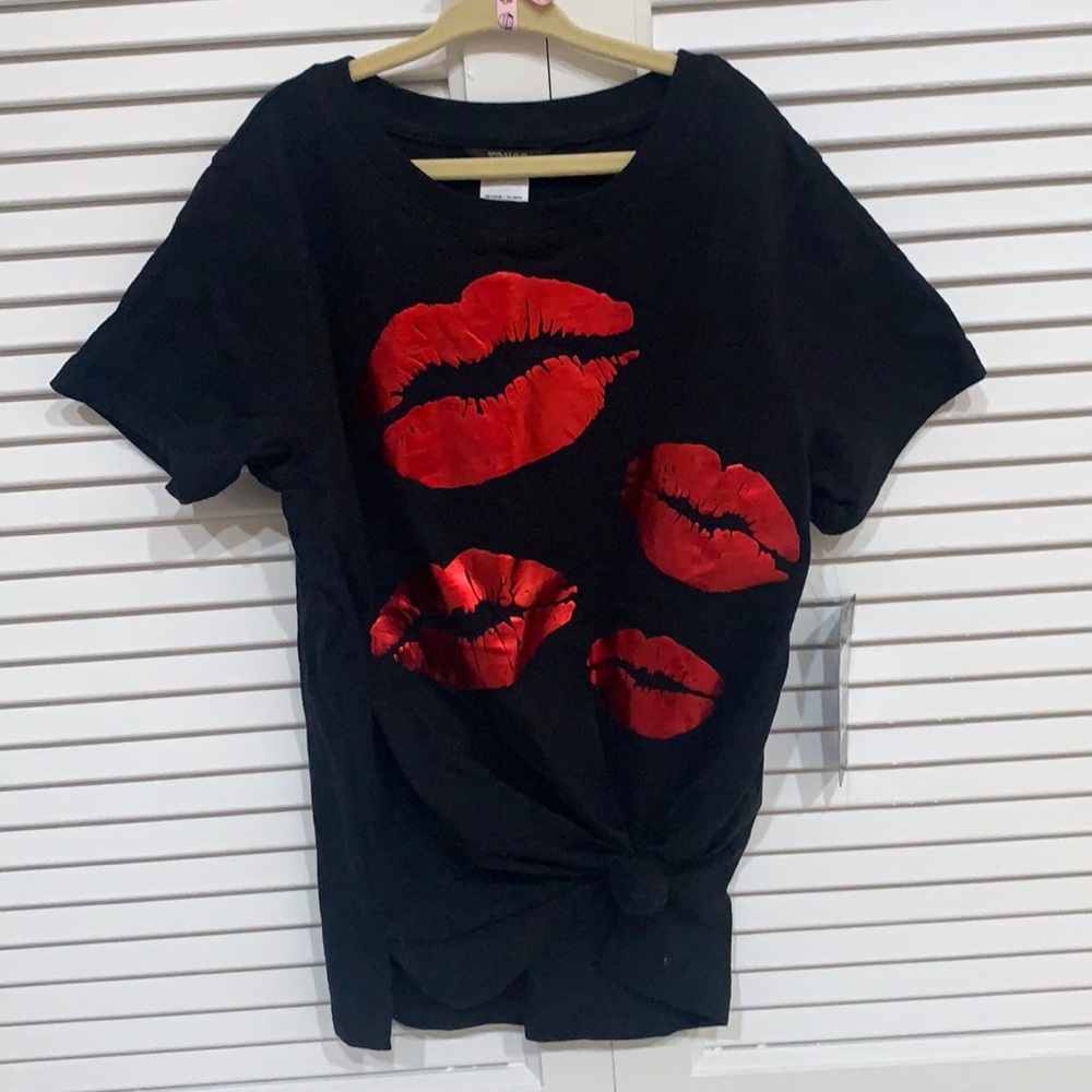 NWT Truce lips T-shirt size 7-8 years